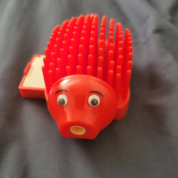 Vintage Hedgehog Porcupine Desk Pal Pencil Sharpener Note Holder Caddy RARE! Red - Picture 3 of 11